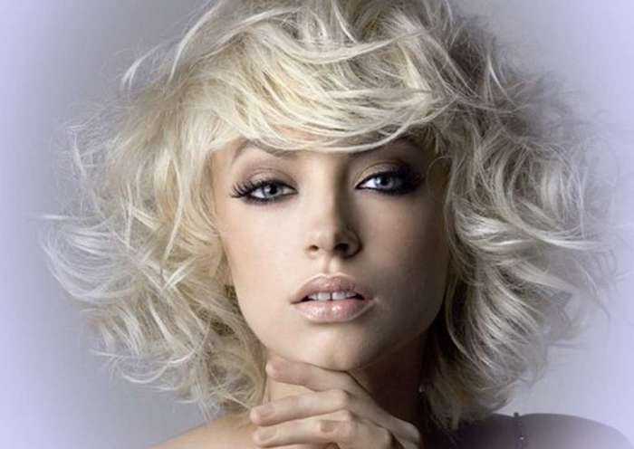 La couleur des cheveux est blonde platine. Photos avant et après coloration, shampooings teintés, toniques, peintures