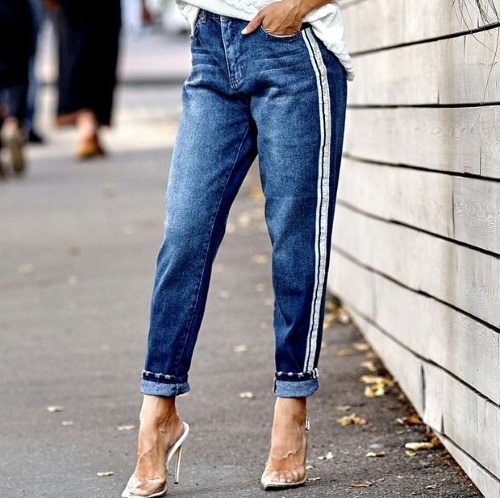Jeans pour femmes à rayures. A la mode ou pas cette année, quoi porter, photo