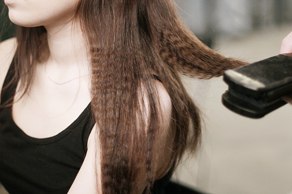Comment bien enrouler vos cheveux sur un fer à friser pour garder des boucles courtes, longues et moyennes pendant longtemps