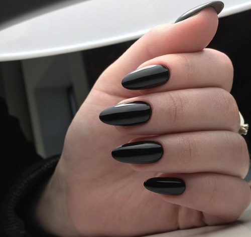 Conception d'ongles de couleur noire. Photo de vernis gel manucure avec strass, paillettes, français, ombre