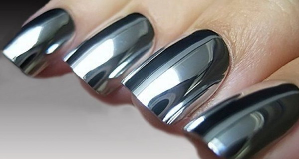 Manucure avec vernis gel de couleur foncée pour ongles courts. Photos, designs, actualités