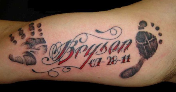Inscriptions de tatouage sur le bras des filles. Photos, croquis en latin avec traduction, signification