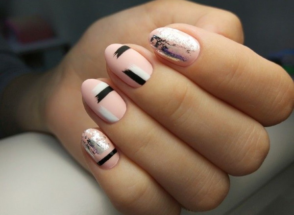 Conception des ongles rose pâle. Photo de manucure avec argent, paillettes, blanc, noir