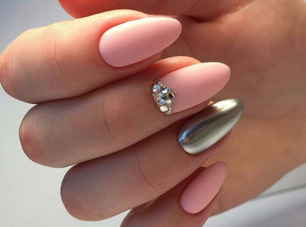 Conception des ongles rose pâle. Photo de manucure avec argent, paillettes, blanc, noir