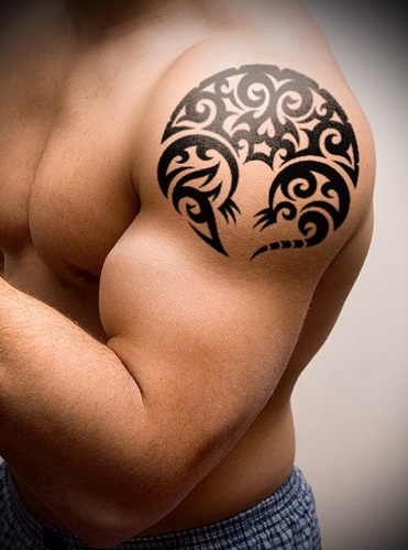 Tatouage sur l'épaule pour homme. Croquis, photos, noir et blanc, motifs de couleurs, inscriptions