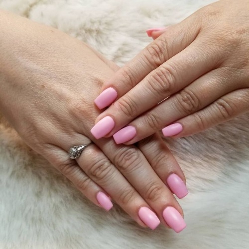Dessins d'ongles de manucure dans des couleurs roses. Photo avec une image, des strass, des étincelles