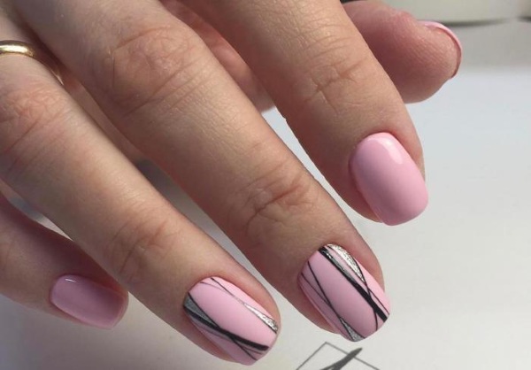 Dessins d'ongles de manucure dans des couleurs roses. Photo avec une image, des strass, des étincelles