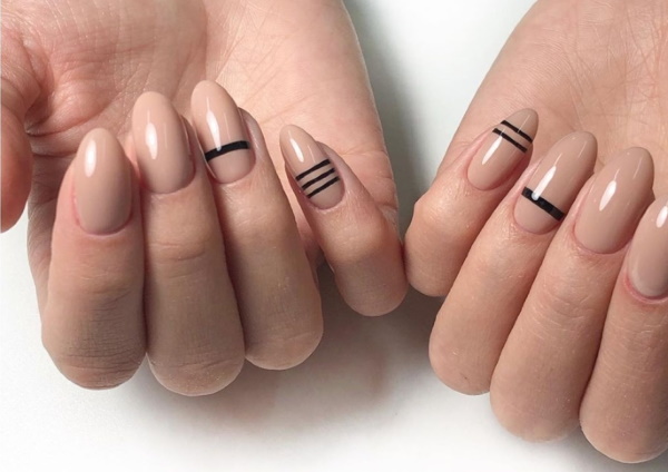 Beige avec un design d'ongle noir. Photo avec un motif, dentelle, mat pour les ongles courts