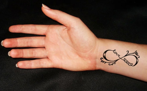 Dessins de tatouage à la main pour les filles. Une photo