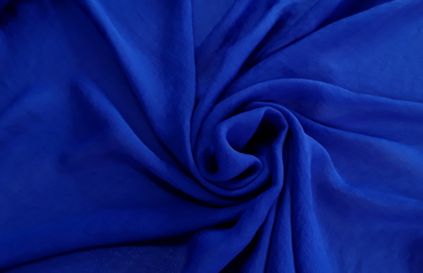 Bleu royal. Photo, combinaison avec d'autres couleurs dans les vêtements
