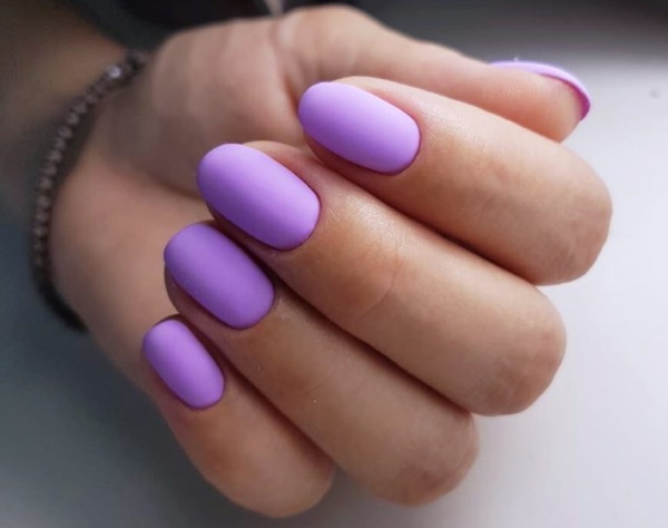 Manucure lilas avec design de vernis gel pour ongles courts et longs