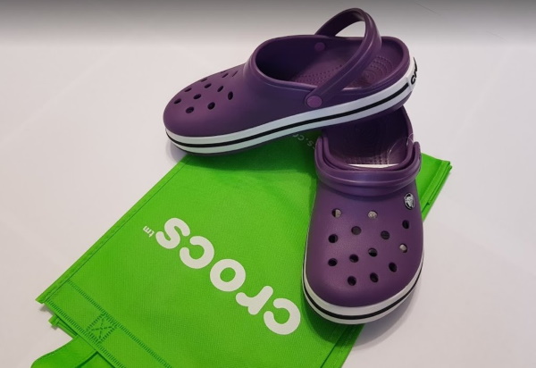 Chaussures Crocs (Crocs). Grille dimensionnelle pour enfants, hommes, femmes crocs: bottes, baskets, sandales, bottes