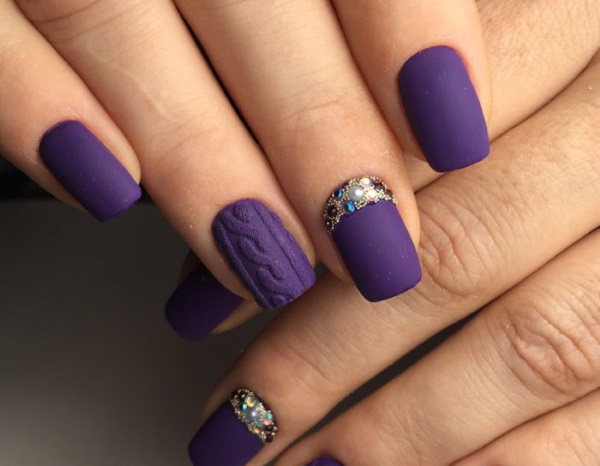Manucure de couleur violette.Gel vernis photo pour ongles longs, courts et pointus. Nouveaux articles
