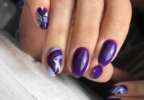 Manucure de couleur violette. Gel vernis photo pour ongles longs, courts et pointus. Nouveaux articles