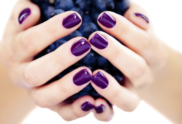 Manucure de couleur violette. Gel vernis photo pour ongles longs, courts et pointus. Nouveaux articles