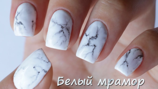Manucure en marbre avec vernis gel pour ongles courts et longs. Photo, conception