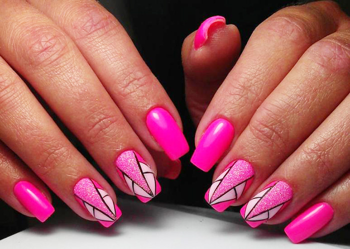 Manucure rose vif avec des dessins. Photo pour ongles courts et longs avec des strass, des paillettes, du papier d'aluminium